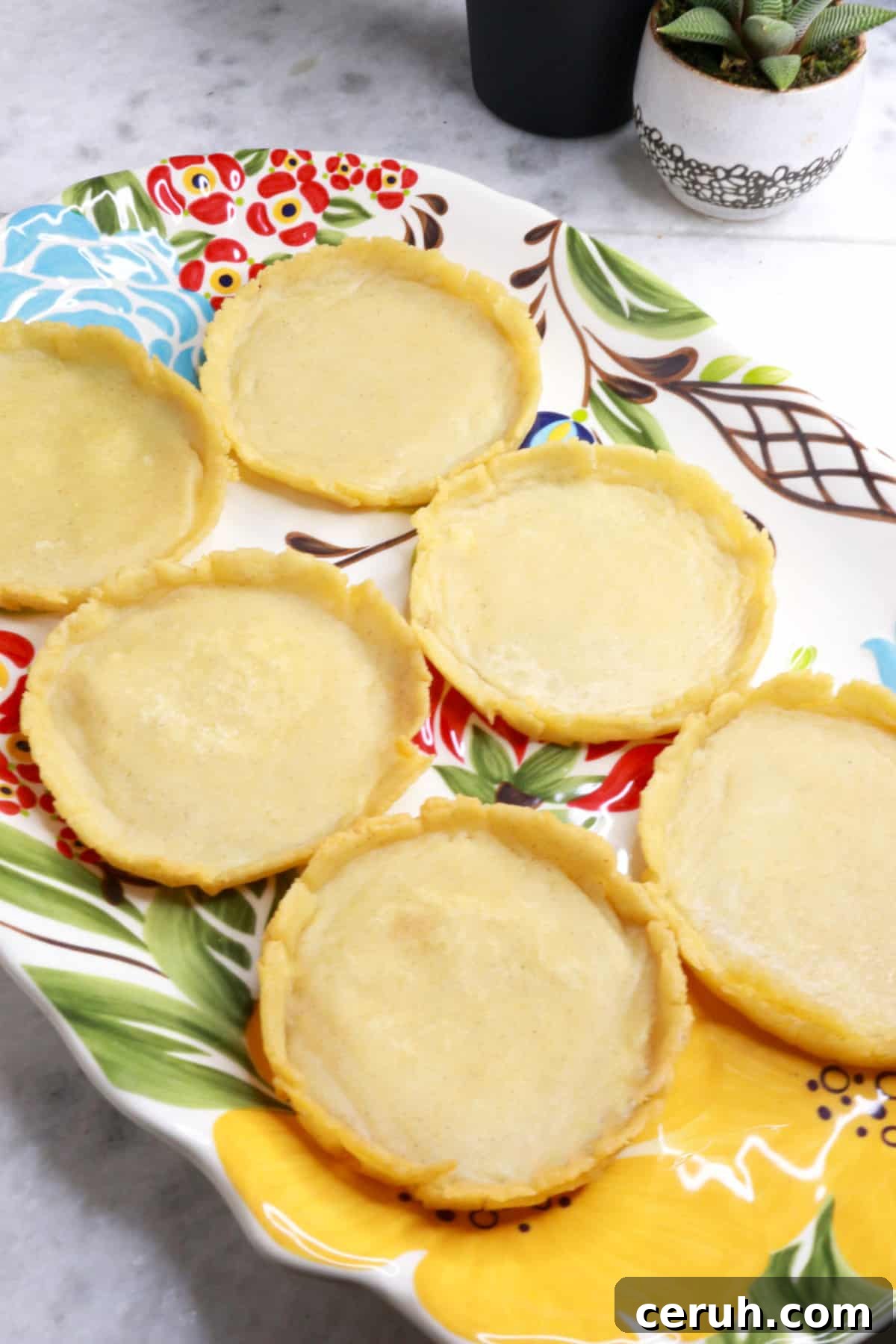 6 cooked sopes on a platter