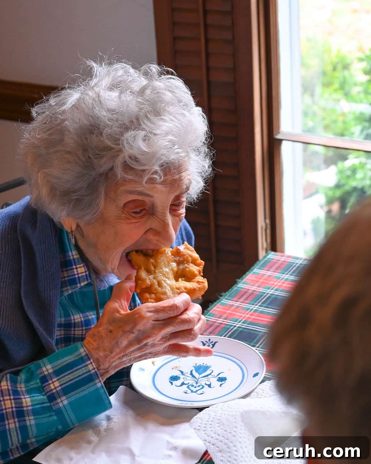 Myne eating a puff.
