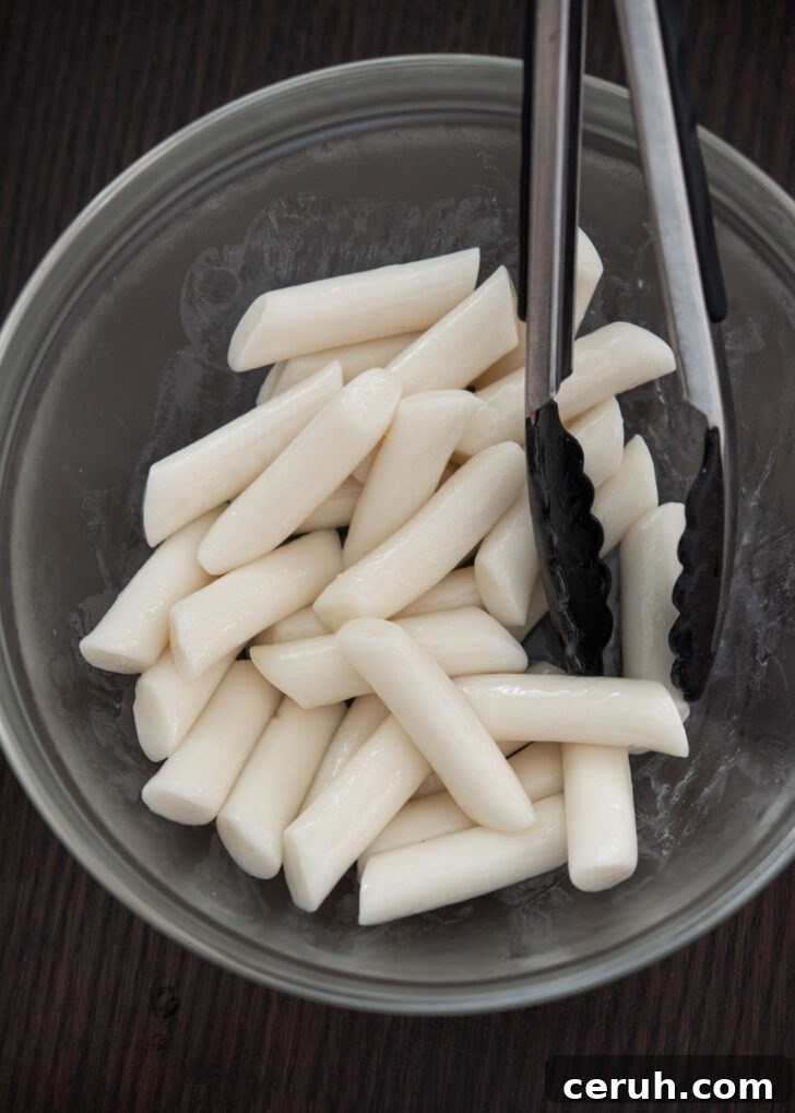 Coating rice cakes with oil to prevent from sticking.