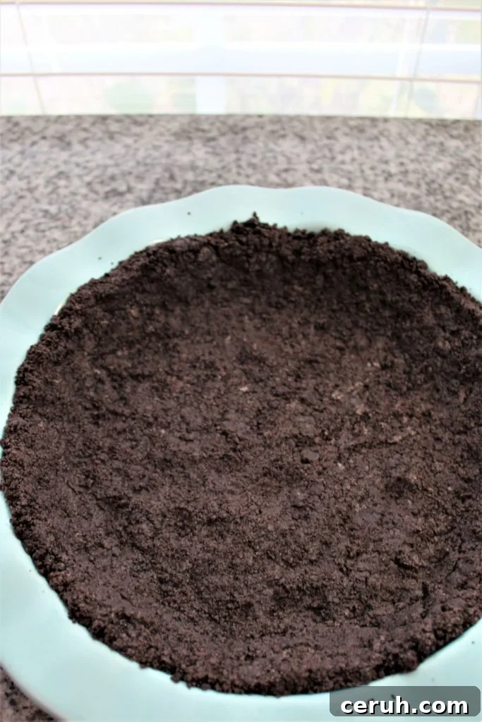 chocolate cookie crust blue rimmed pie pan
